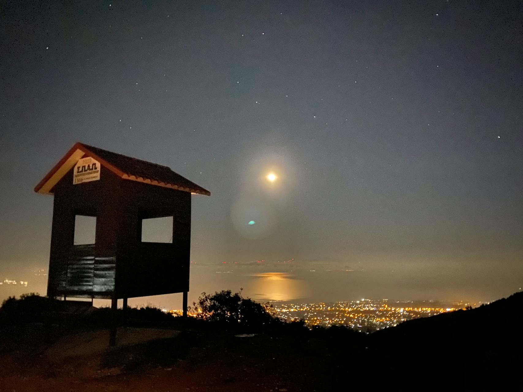 Werkstatt-Szene mit Mechaniker bei der Terminvorbereitung